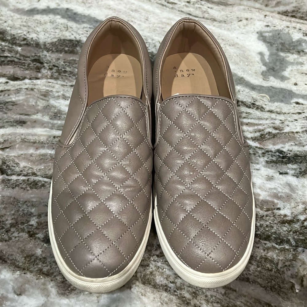 A New Day tan quilted women’s loafer size 10